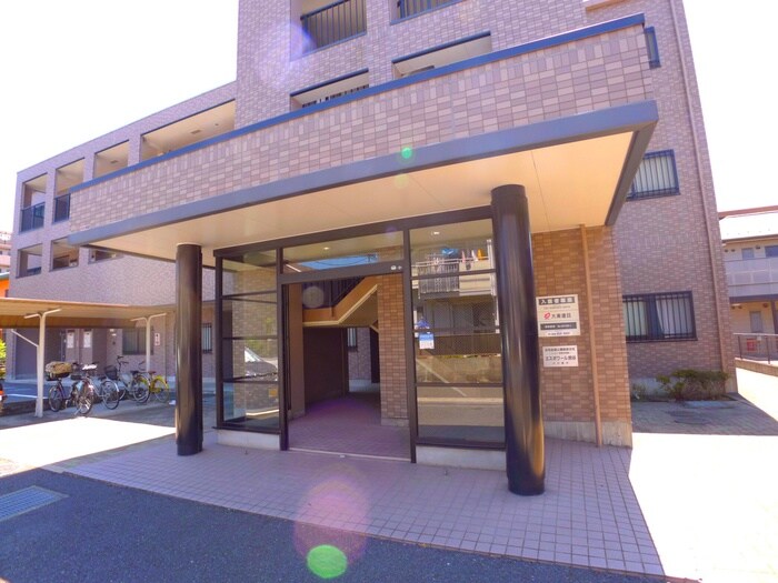 物件外観写真2　(エントランス部分)