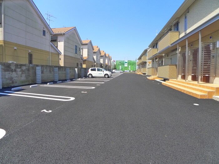 物件外観写真2　(駐車場)