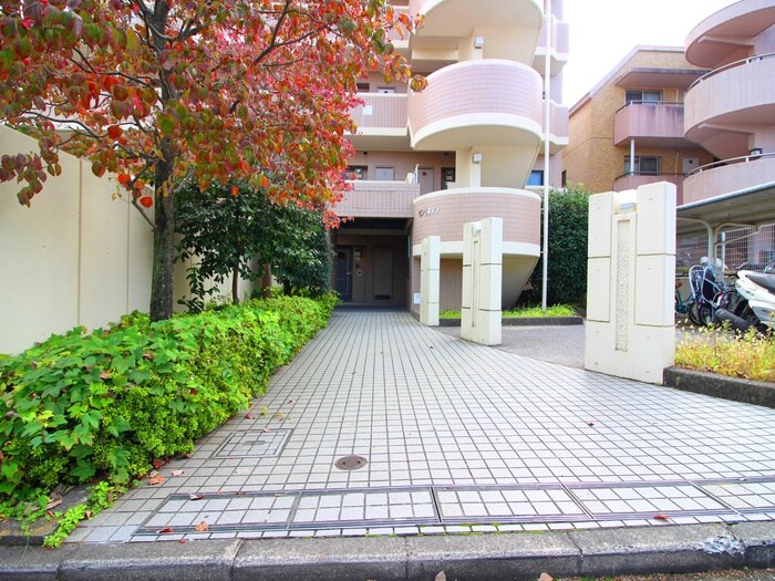 物件外観写真2　(エントランス部分)