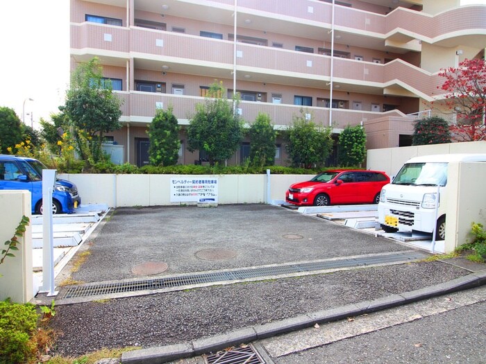 物件外観写真3　(駐車場)