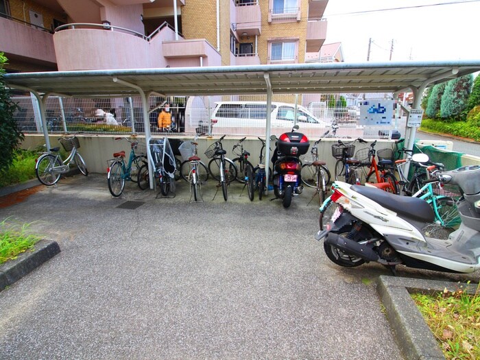 物件外観写真4　(駐輪場)