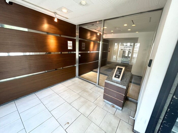 物件外観写真5　(エントランス部分)