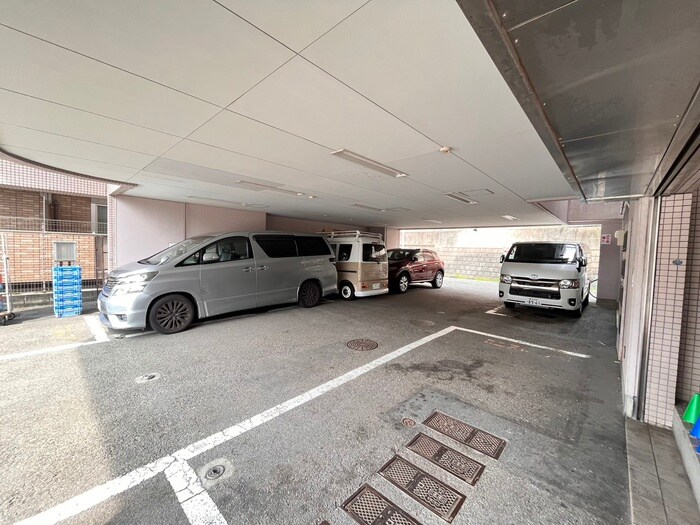 物件外観写真5　(駐車場)