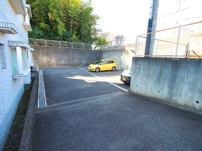 物件外観写真3　(駐車場)