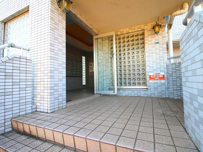 物件外観写真6　(エントランス部分)