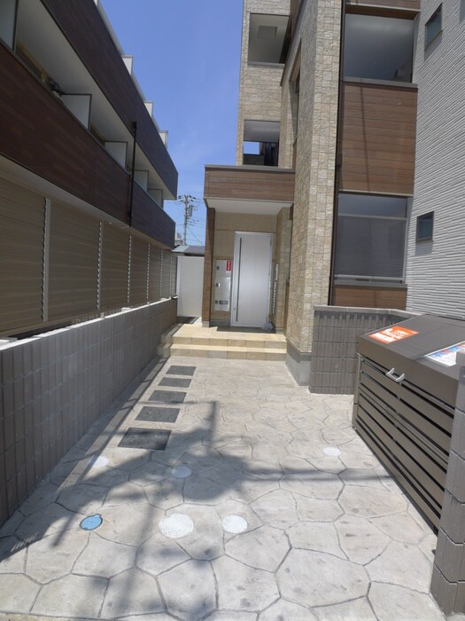 物件外観写真3　(エントランス部分)