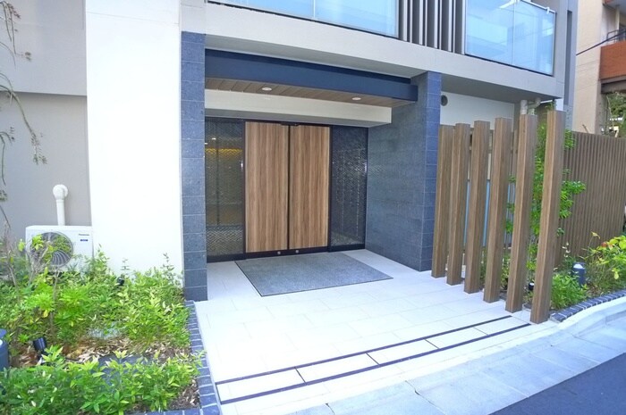 物件外観写真2　(エントランス部分)