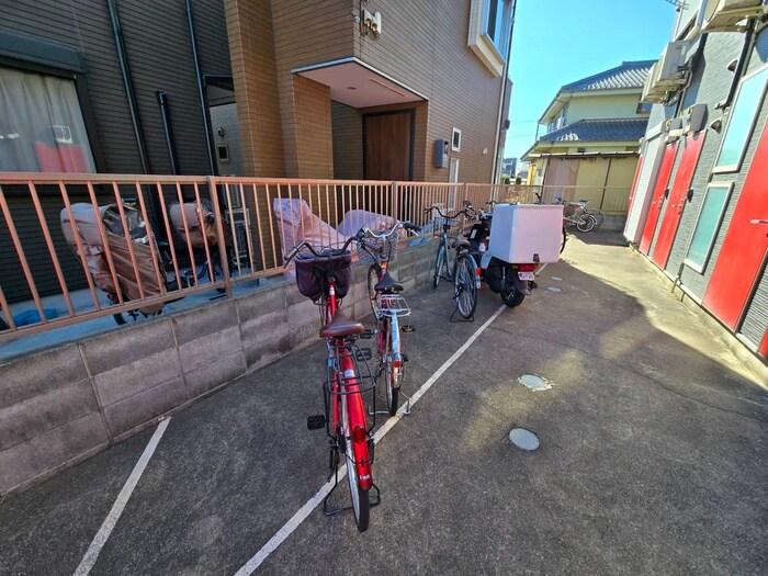 物件外観写真4　(駐輪場)