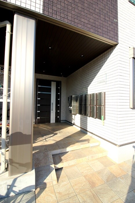 物件外観写真4　(エントランス部分)