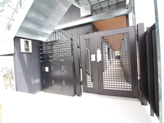 物件外観写真3　(エントランス部分)