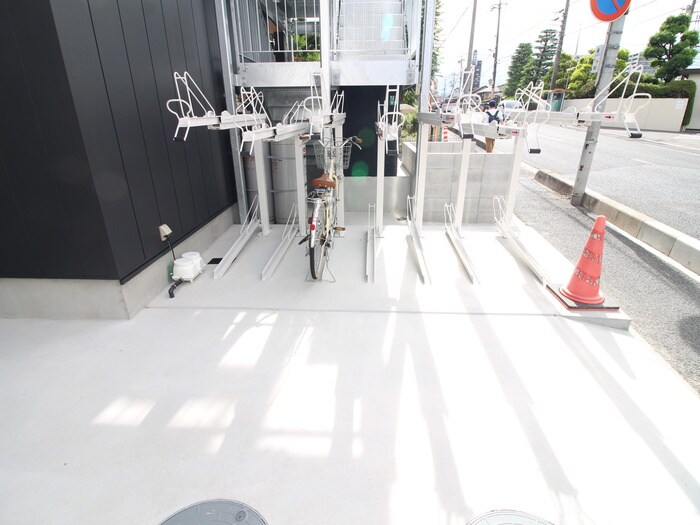 物件外観写真4　(駐輪場)