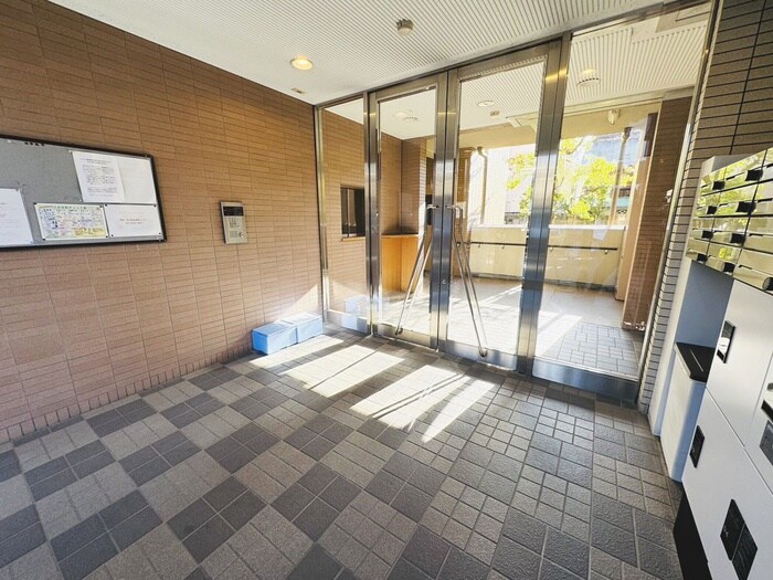 物件外観写真4　(エントランス部分)