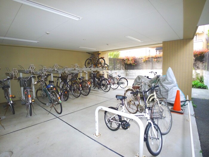 物件外観写真3　(駐輪場)
