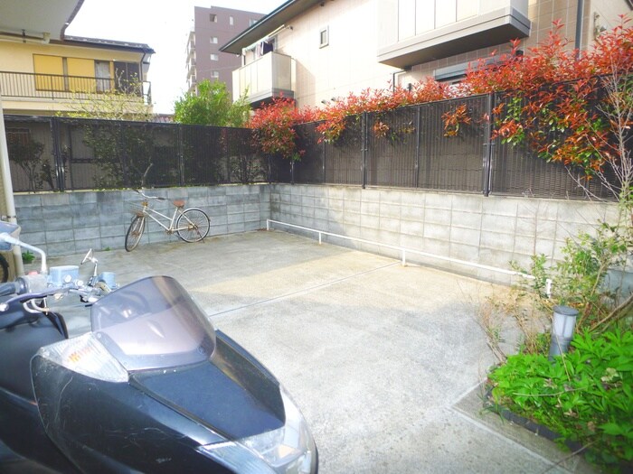 物件外観写真6　(バイク置き場)