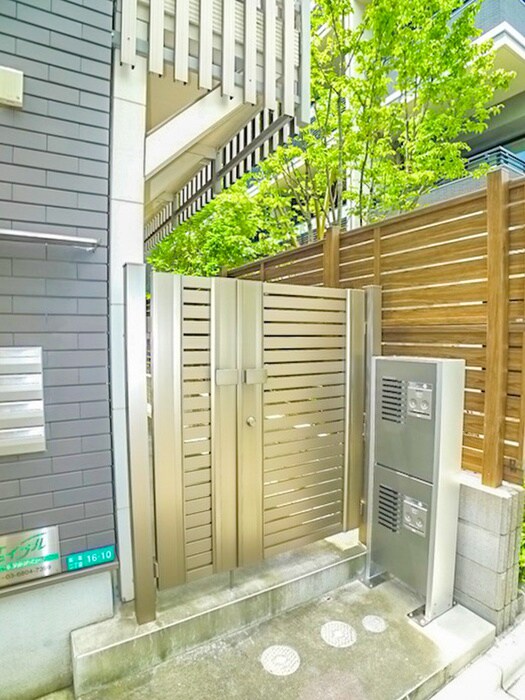 物件外観写真3　(エントランス部分)