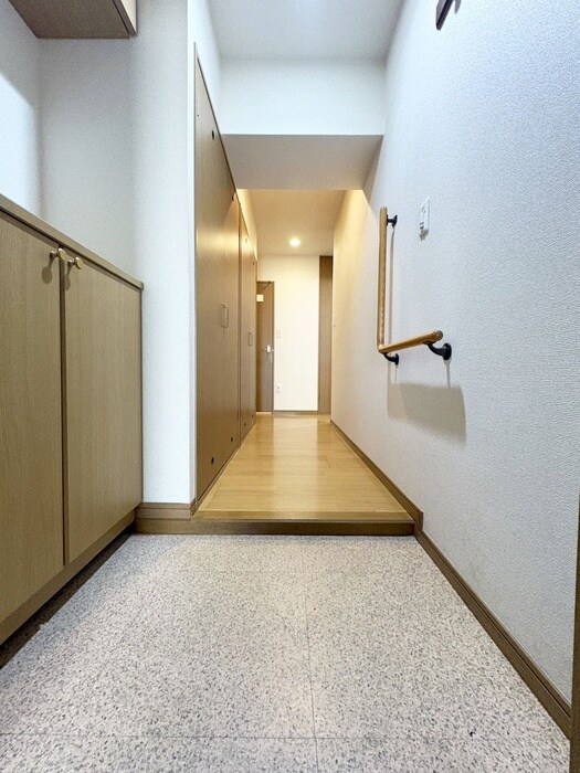 物件内観写真7　(玄関)