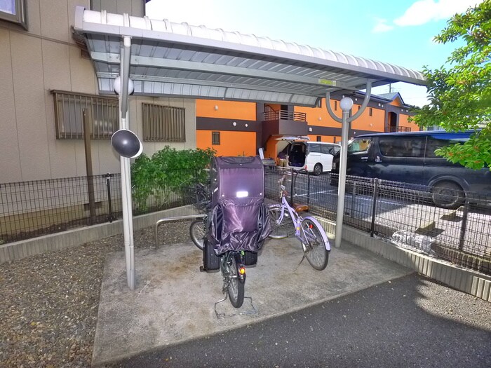 物件外観写真5　(駐輪場)