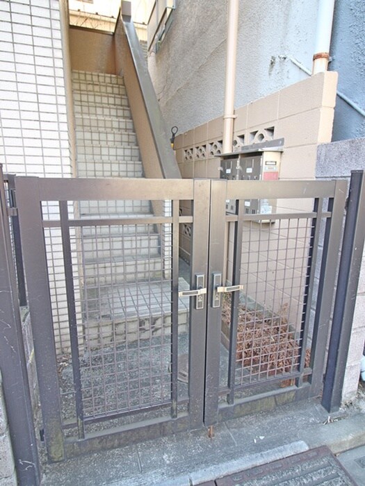 物件外観写真4　(エントランス部分)