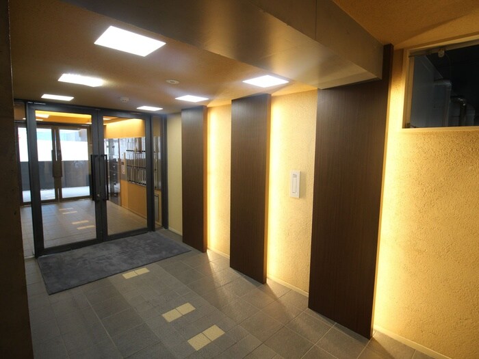 物件外観写真2　(エントランス部分)