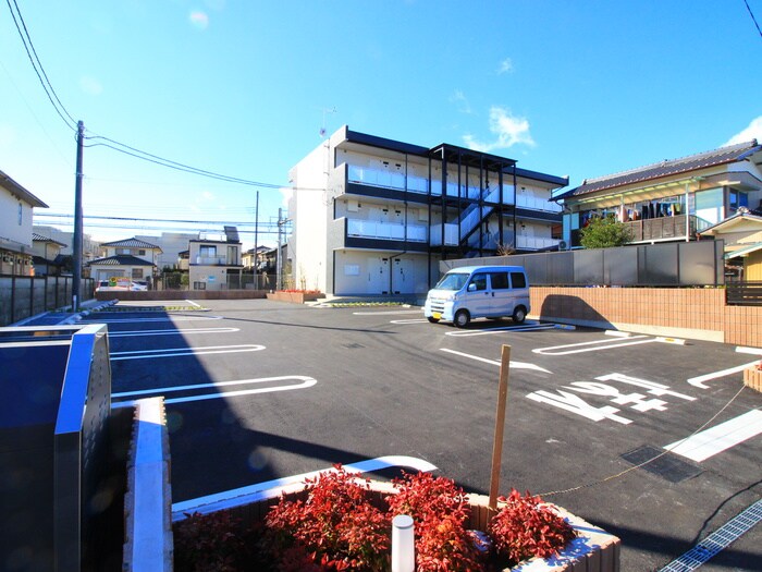 物件外観写真3　(駐車場)