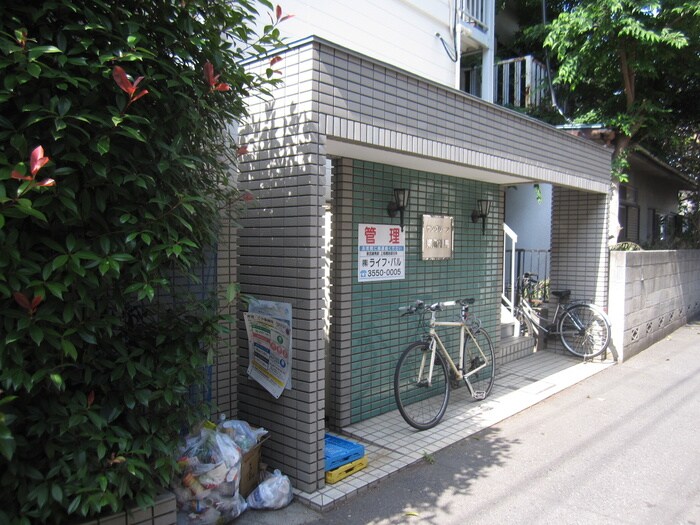 物件外観写真2　(エントランス部分)