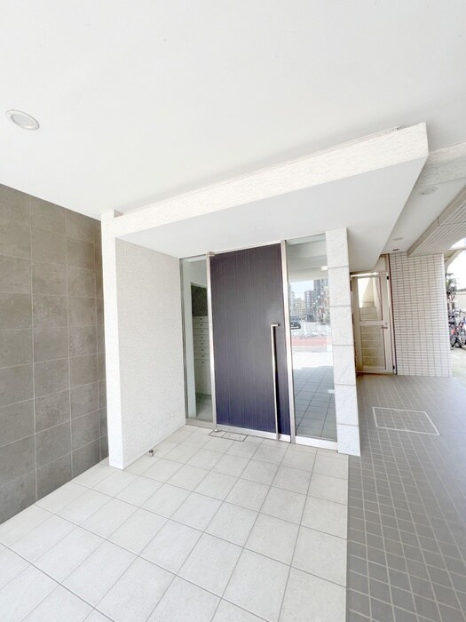 物件外観写真3　(エントランス部分)