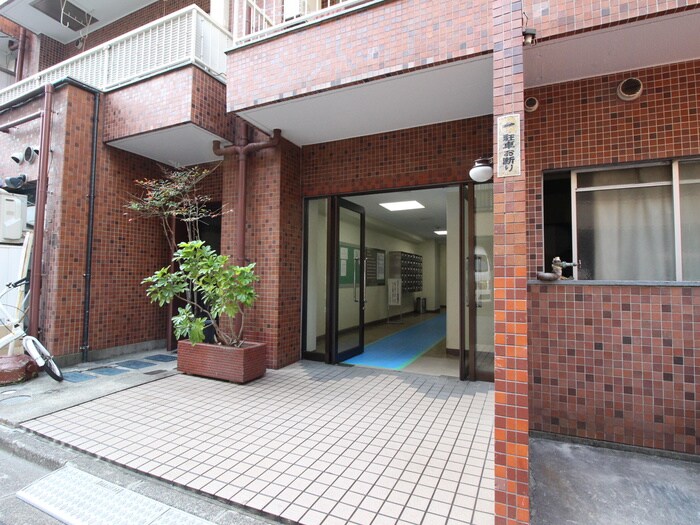 物件外観写真3　(エントランス部分)