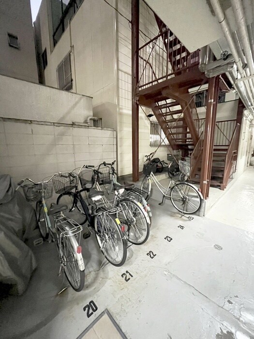 物件外観写真4　(駐輪場)