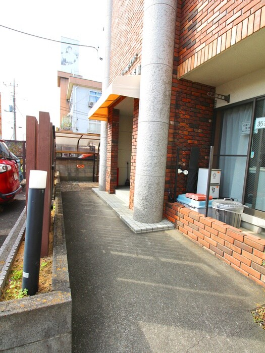物件外観写真3　(エントランス部分)