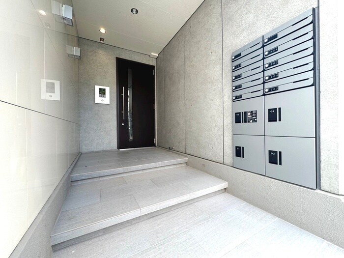 物件外観写真3　(エントランス部分)