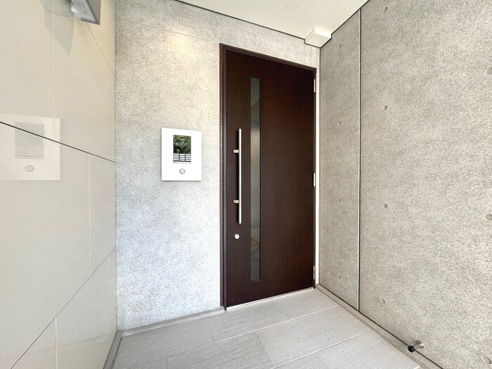 物件外観写真4　(エントランス部分)