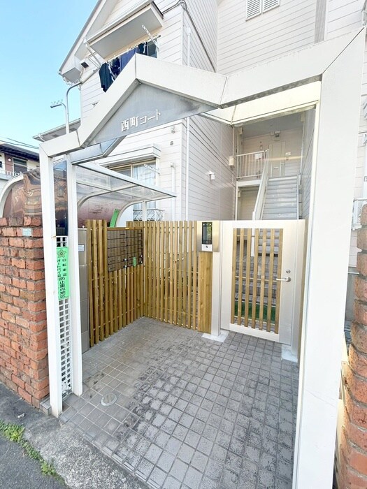 物件外観写真3　(エントランス部分)