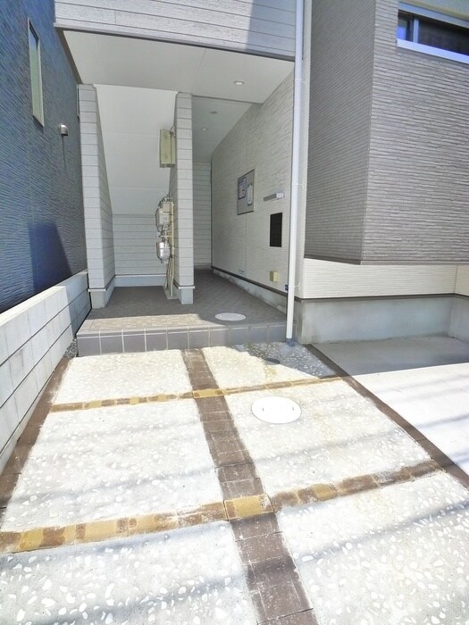 物件外観写真5　(エントランス部分)