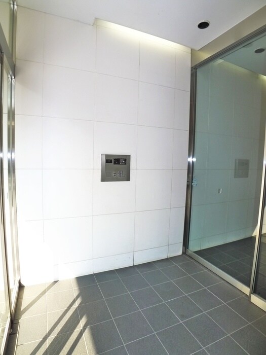 物件外観写真4　(エントランス部分)