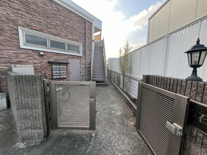 物件外観写真5　(エントランス部分)