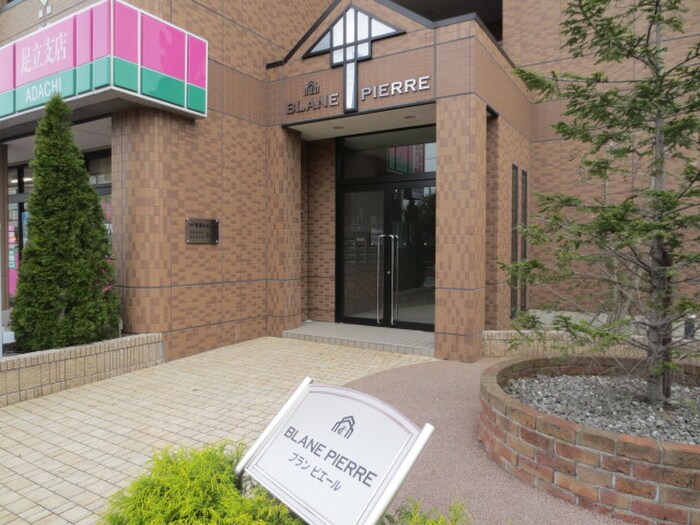 物件外観写真4　(エントランス部分)