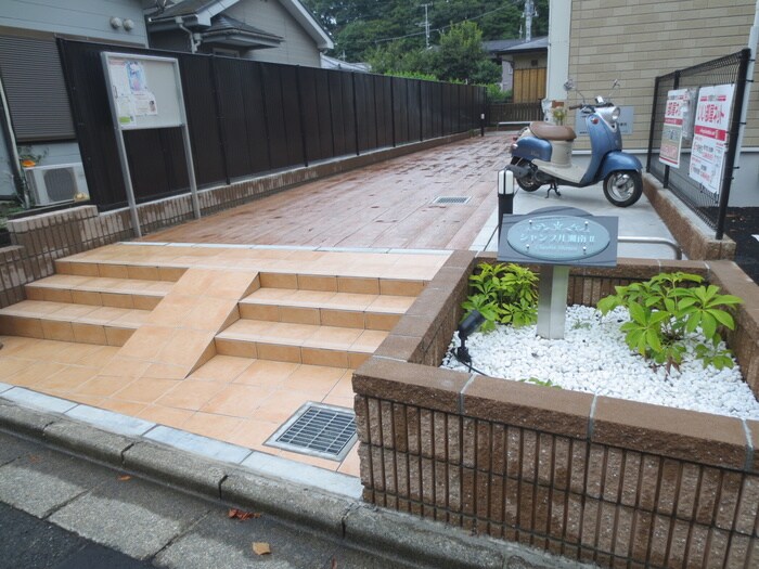 物件外観写真2　(エントランス部分)