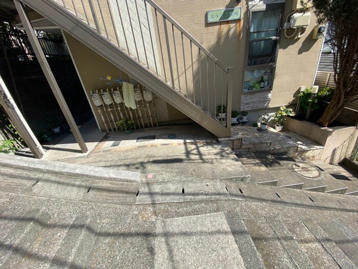 物件外観写真5　(エントランス部分)