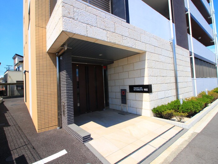 物件外観写真2　(エントランス部分)