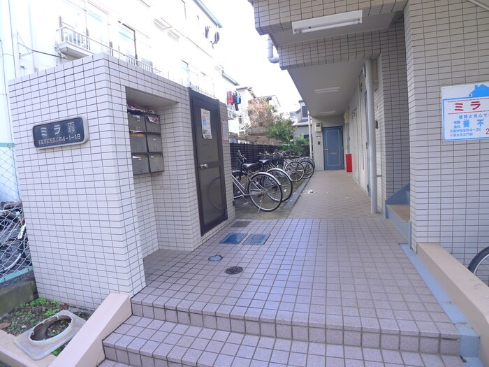 物件外観写真2　(エントランス部分)