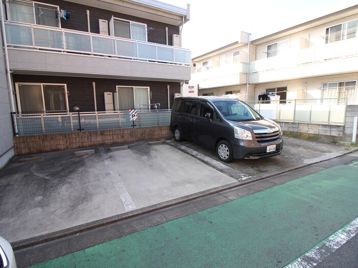 物件外観写真4　(駐車場)