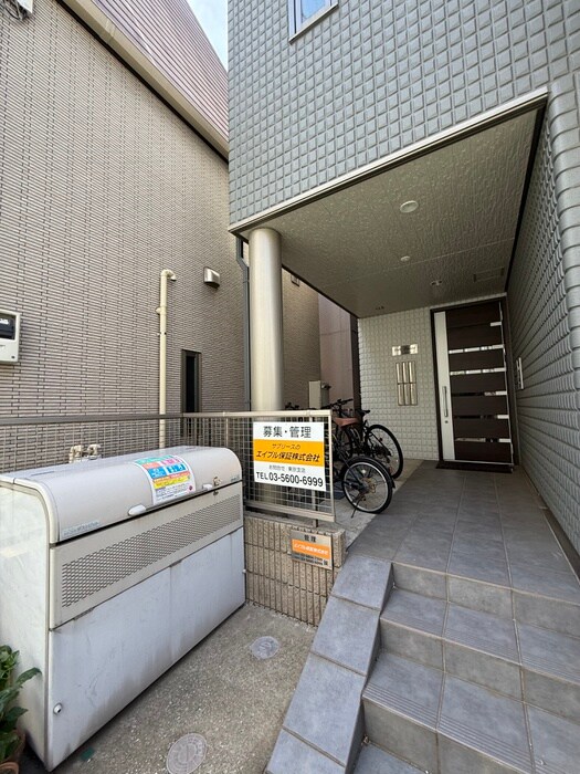 物件外観写真3　(エントランス部分)