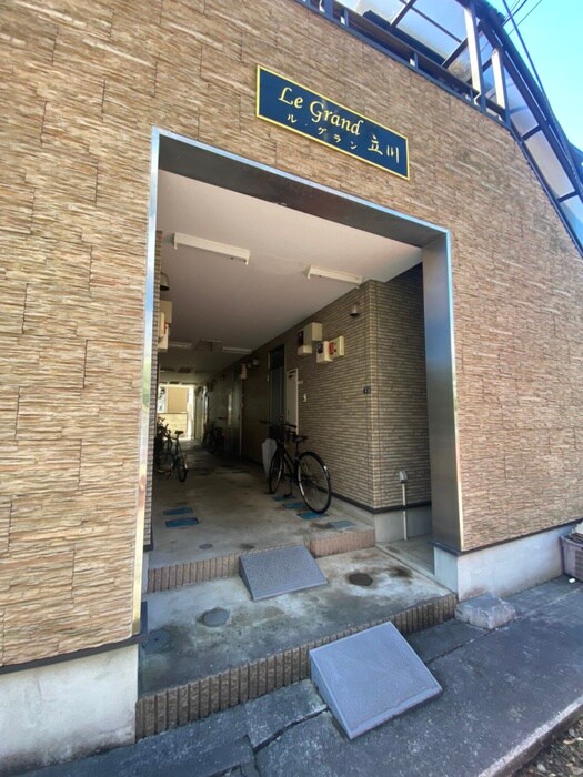 物件外観写真3　(エントランス部分)