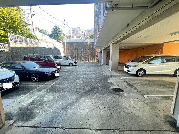 物件外観写真3　(駐車場)
