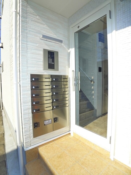 物件外観写真6　(エントランス部分)