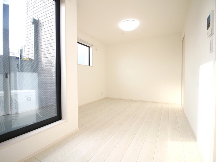 物件内観写真10　(室内からの展望)