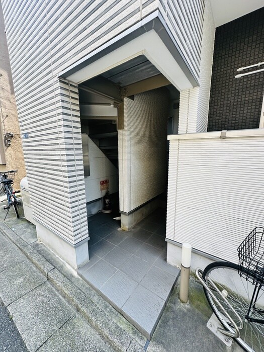 物件外観写真3　(エントランス部分)