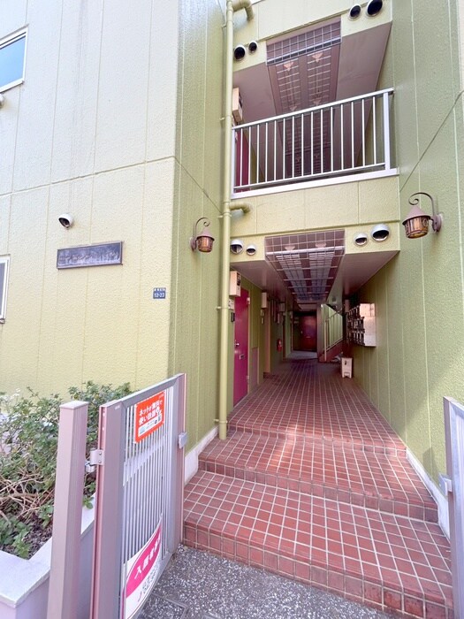 物件外観写真4　(エントランス部分)