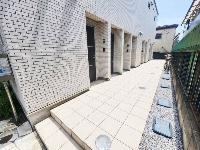 物件外観写真4　(エントランス部分)