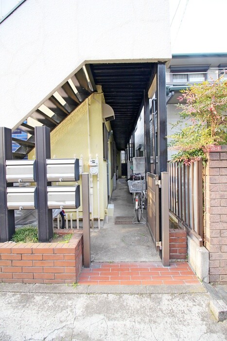 物件外観写真3　(エントランス部分)